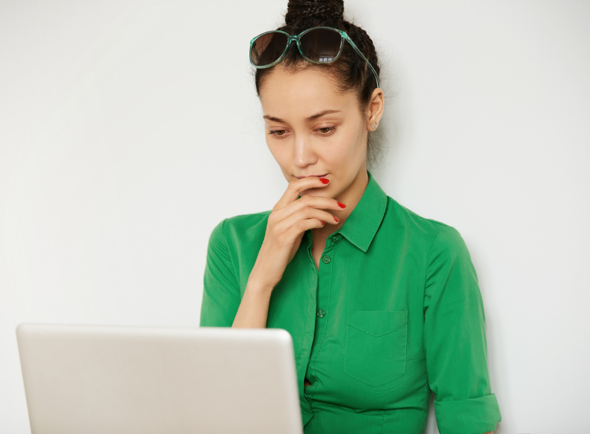 Woman reading do's and don'ts in laptop